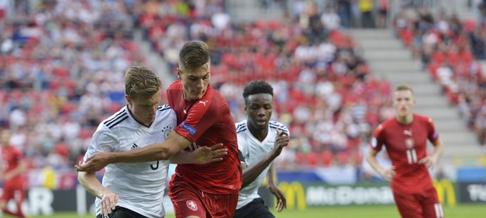 Patrik Schick se probíjí obranou v zápase s Německem