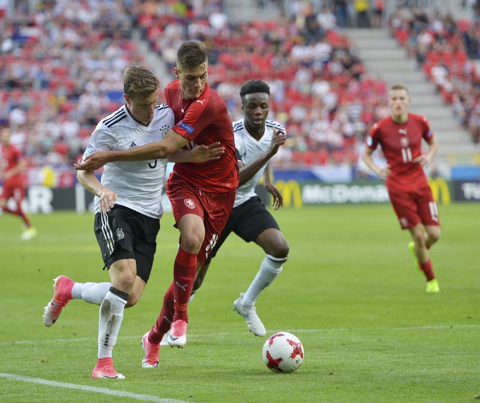 Patrik Schick se probíjí obranou v zápase s Německem