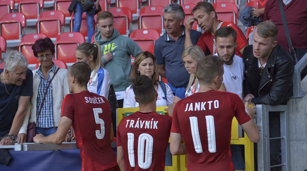 Tomáš Souček, Michal Trávník a Jakub Jankto s českými fanoušky