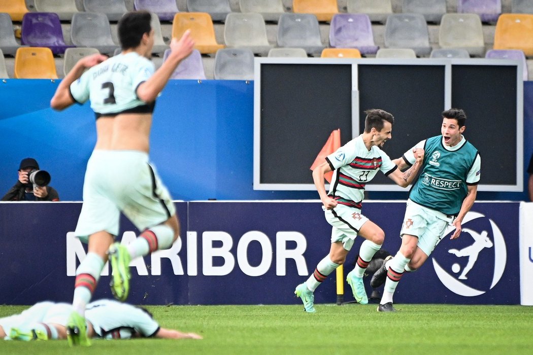 Fotbalisté Portugalska U21 slaví gól v semifinále se Španělskem