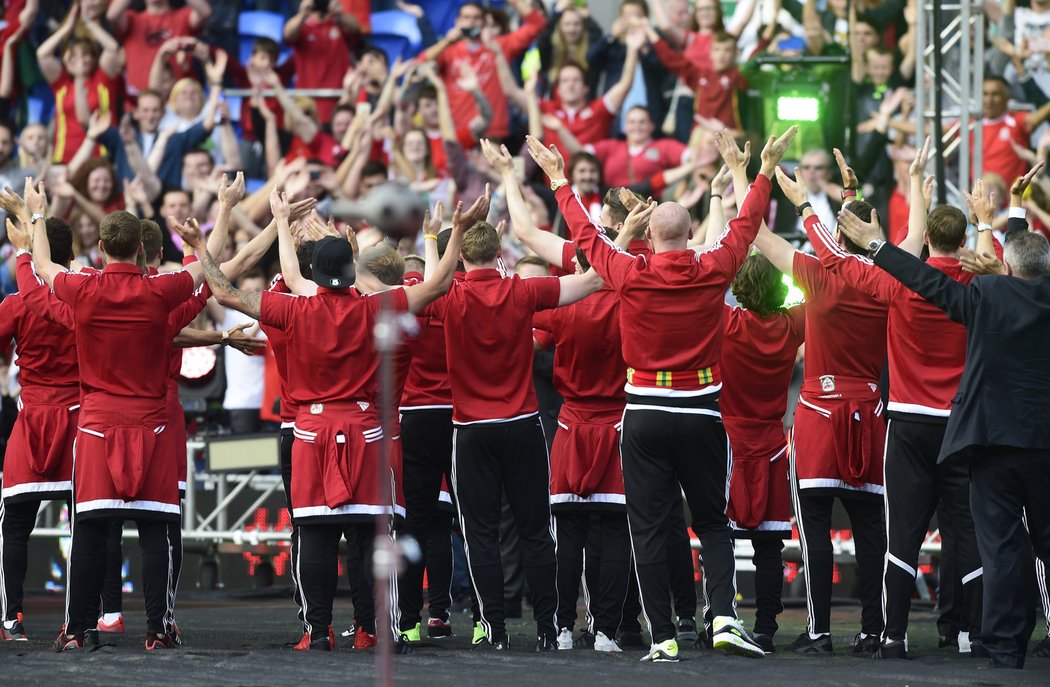 Tisíce fanoušků v pátek přivítaly v Cardiffu fotbalisty Walesu, kteří se vrátili z mistrovství Evropy ve Francii, kde došli senzačně až do semifinále.
