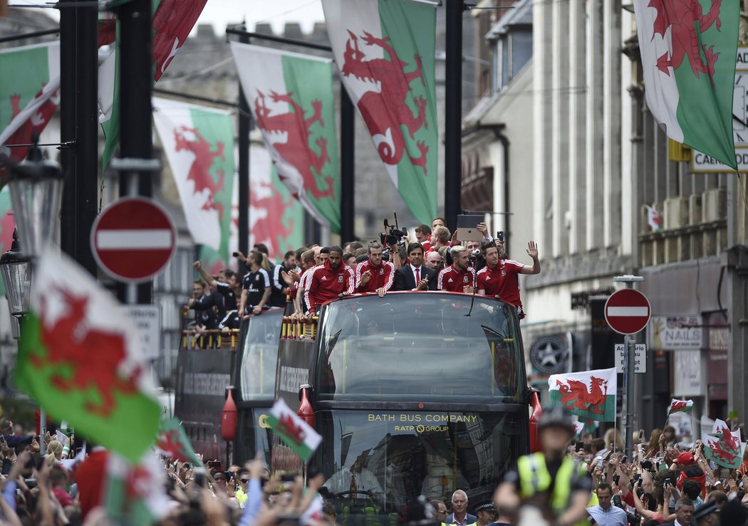 Tisíce fanoušků v pátek přivítaly v Cardiffu fotbalisty Walesu