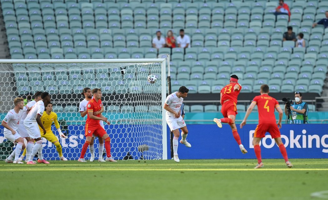 Kieffer Moore vyrovnává duel Walesu se Švýcarskem na 1:1