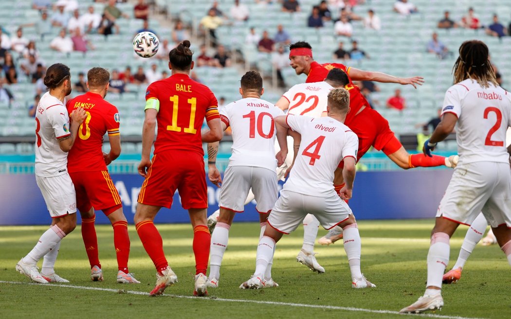 Kieffer Moore z Walesu dává gól proti Švýcarsku na EURO