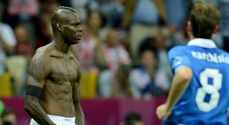 Jsem BŮH! Balotelli si nechá postavit sochu, oči bude mít z drahokamů