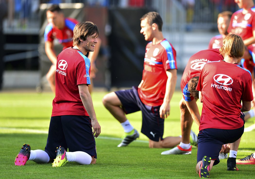 Tomáš Rosický byl na prvním tréninku národního týmu v Tours v dobrém rozmaru. Vydrží mu úsměv na tváři i po utkání se Španěly?