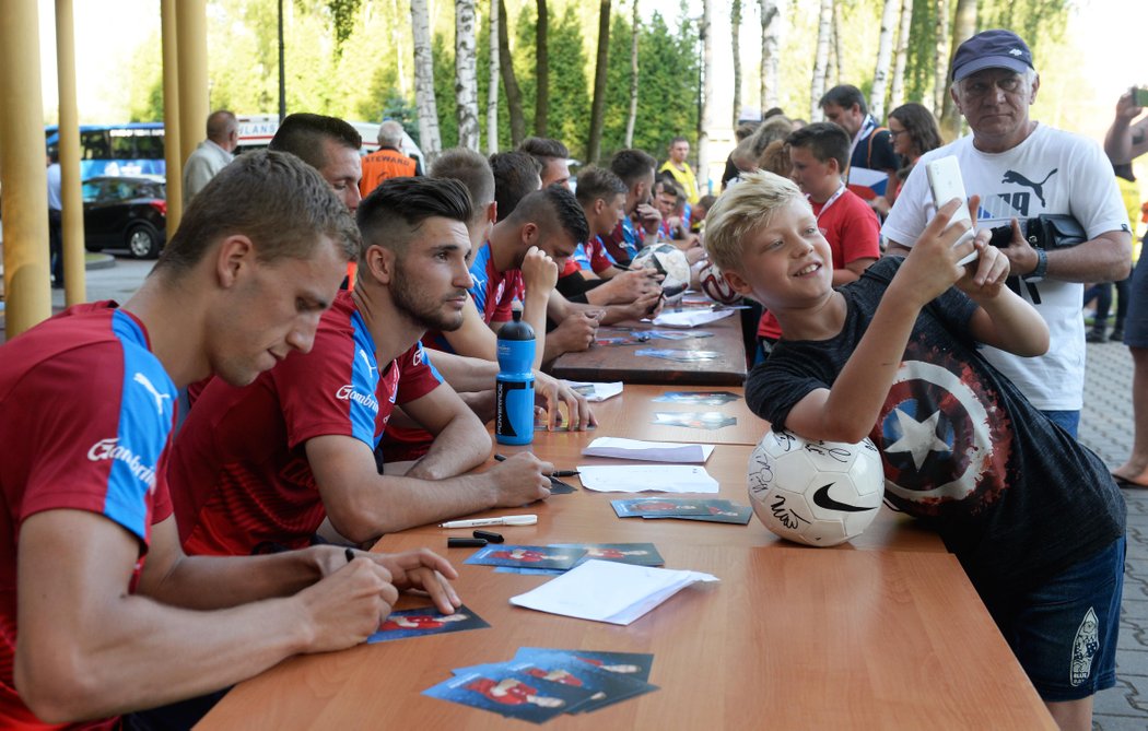 Autogramiáda českého týmu v Polsku. Zájem fanoušků byl velký