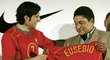 Slavný Portugalec Eusébio dostává dres z rukou Luise Figa