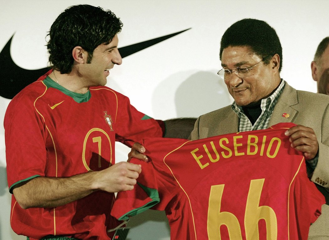 Slavný Portugalec Eusébio dostává dres z rukou Luise Figa