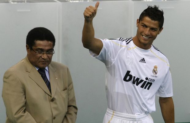 Slavný Portugalec Eusébio s jinou portugalskou hvězdou Cristianem Ronaldem Slavný Portugalec Eusébio s jinou portugalskou hvězdou Cristianem Ronaldem