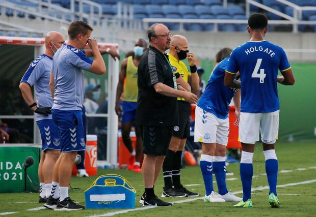 Rafael Benítez udílí pokyny hráčům Evertonu Rafael Benítez udílí pokyny hráčům Evertonu