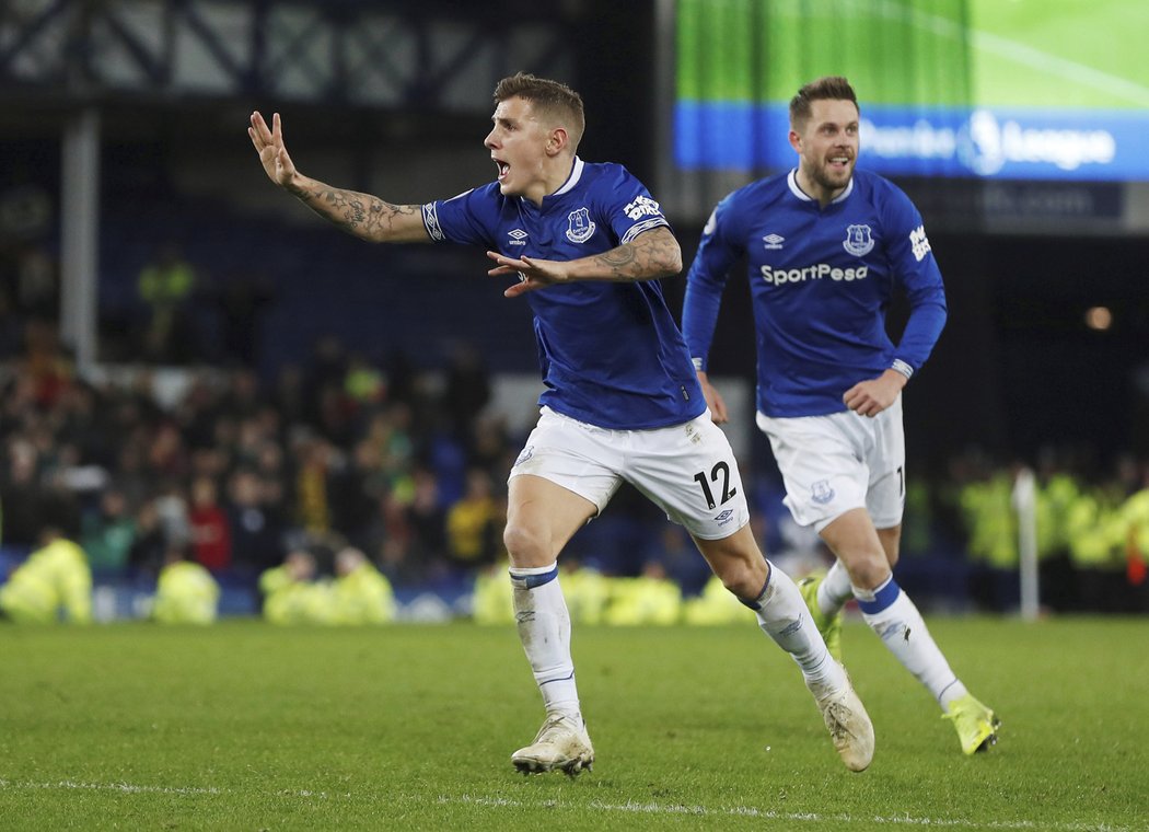 Lucas Digne z Evertonu slaví svůj gól do sítě Watfordu