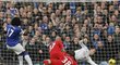 Útočník Evertonu Romelu Lukaku skóruje v derby proti Liverpoolu
