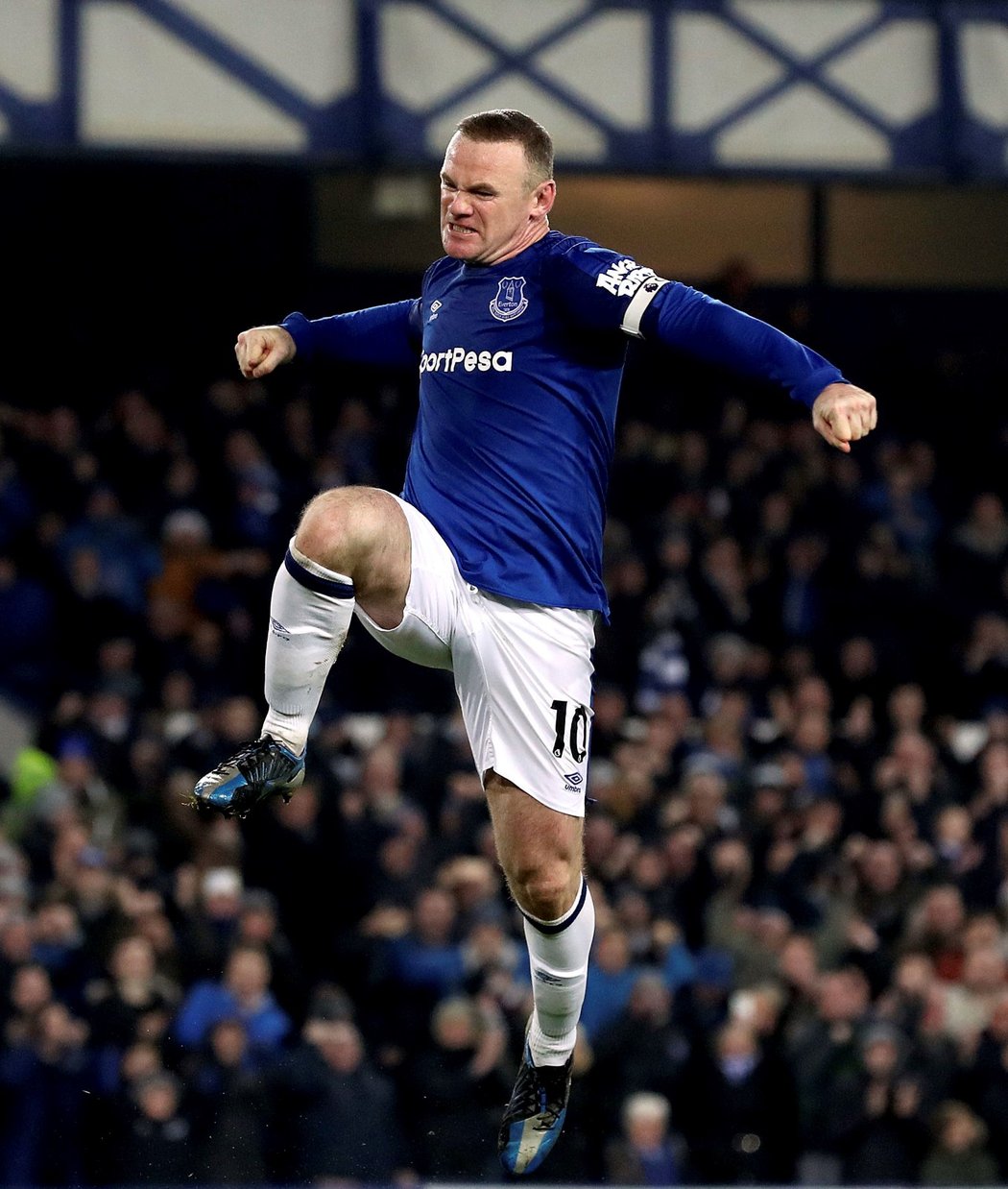 Nadšený kapitán Evertonu Wayne Rooney poté, co proměnil penaltu proti Swansea