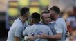 Wayne Rooney slaví se spoluhráče branku