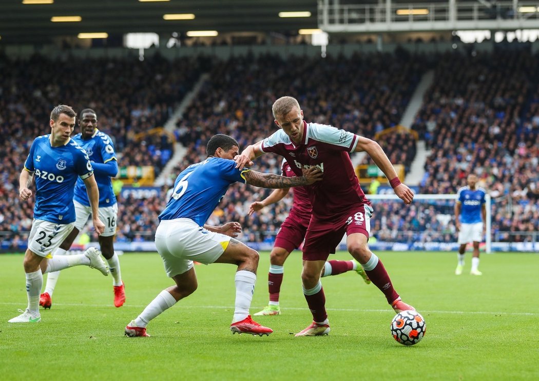 Tomáš Souček z West Hamu v utkání na Evertonu