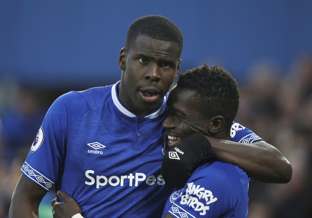 Kurt Zouma z Evertonu (vlevo) slaví svůj gól do sítě Bournemouthu