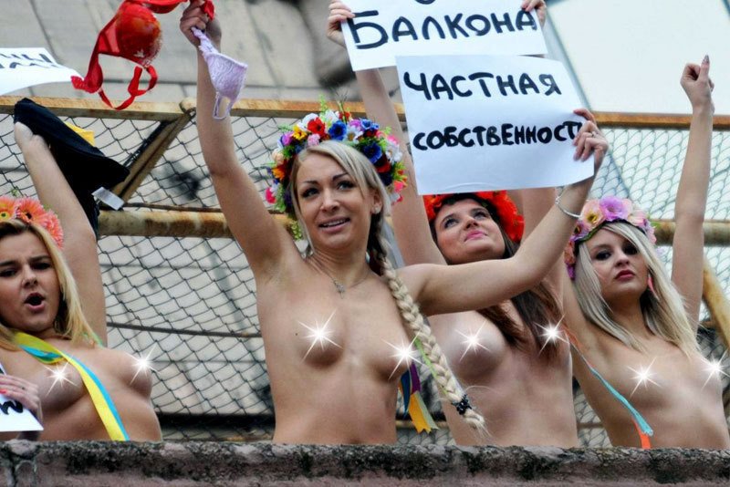 Ukrajinky protestovaly proti zákazu věšení kalhotek a chození v nedbalkách po balkonu