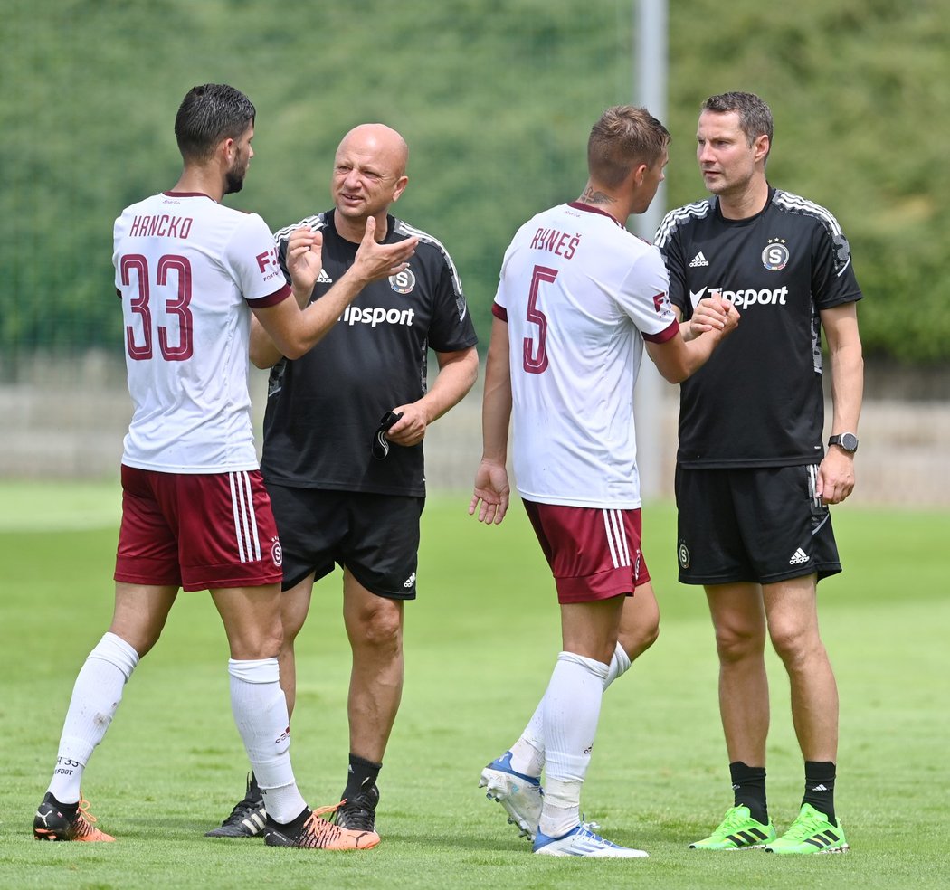 Trenér Brian Priske (vpravo) chválí své hráče po přípravném zápase. Úplně vlevo je Dávid Hancko