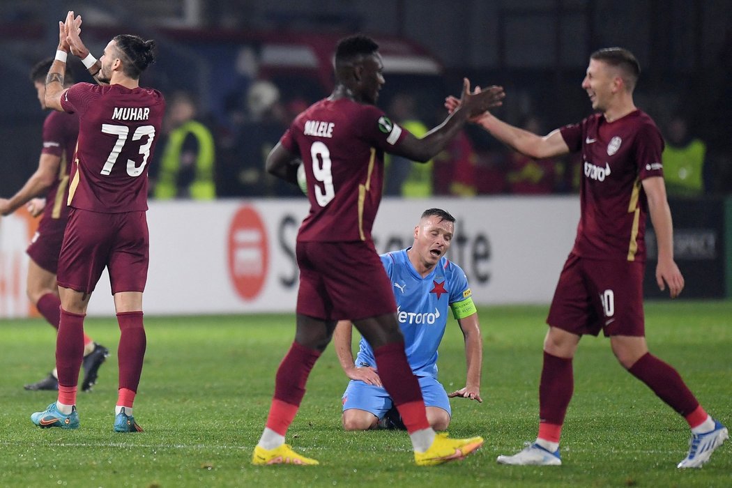 Fotbalisté Kluže se radují z výhry 2:0 nad Slavií, v pozadí smutný Stanislav Tecl