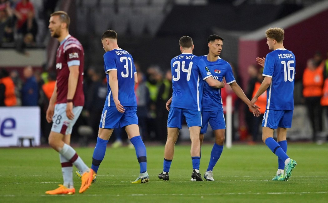 Alkmaar slaví první gól v semifinále proti West Hamu, vlevo smutný Tomáš Souček