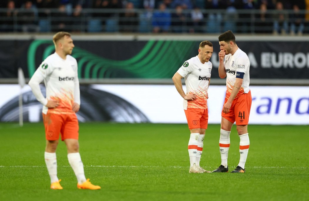 Vladimír Coufal (uprostřed) smutní po remíze West Hamu proti Gentu