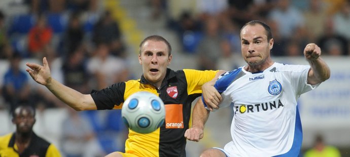 Obránce Moti (vlevo, Dinamo Bukurešť) a útočník Jan Nezmar (Liberec) v souboji o míč.