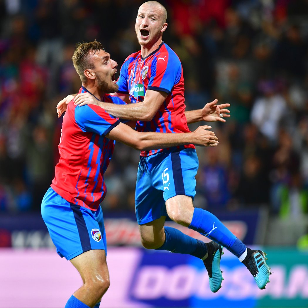 Michael Krmenčík se raduje s Tomášem Chorým z gólu proti Antverpám