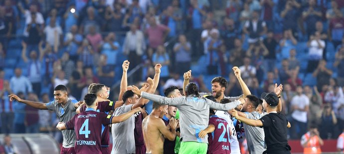 Hráči Trabzonsporu se radují z postupu přes Spartu v 3. předkole Evropské ligy