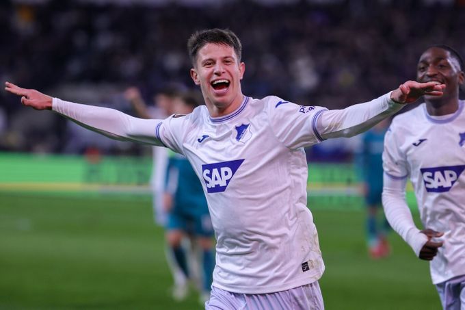 Hložkův návrat se blíží: kontrolní rentgeny mu daly zelenou, brzy začne trénovat Hložkův návrat se blíží: kontrolní rentgeny mu daly zelenou, brzy začne trénovat