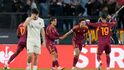 Fotbalisté AS Řím oslavují gól proti Midtjyllandu