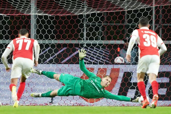 Zeď Horníček! Proti Nottinghamu chytil penaltu a má pátou nulu v EL. Šulc nahrával Zeď Horníček! Proti Nottinghamu chytil penaltu a má pátou nulu v EL. Šulc nahrával