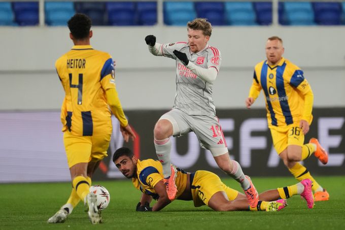 Lyon vládne Evropě. Prázdný stadion, Šulcovy body i Karabcova šikovnost Lyon vládne Evropě. Prázdný stadion, Šulcovy body i Karabcova šikovnost