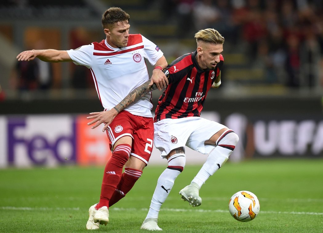 Samu Castillejo z AC Milan se snaží uvolnit v souboji s Leonardem Koutrisem z Olympiakosu