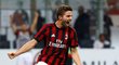Fabio Borini slaví jeden z šesti gólů AC Milán do sítě makedonské Skhëndije