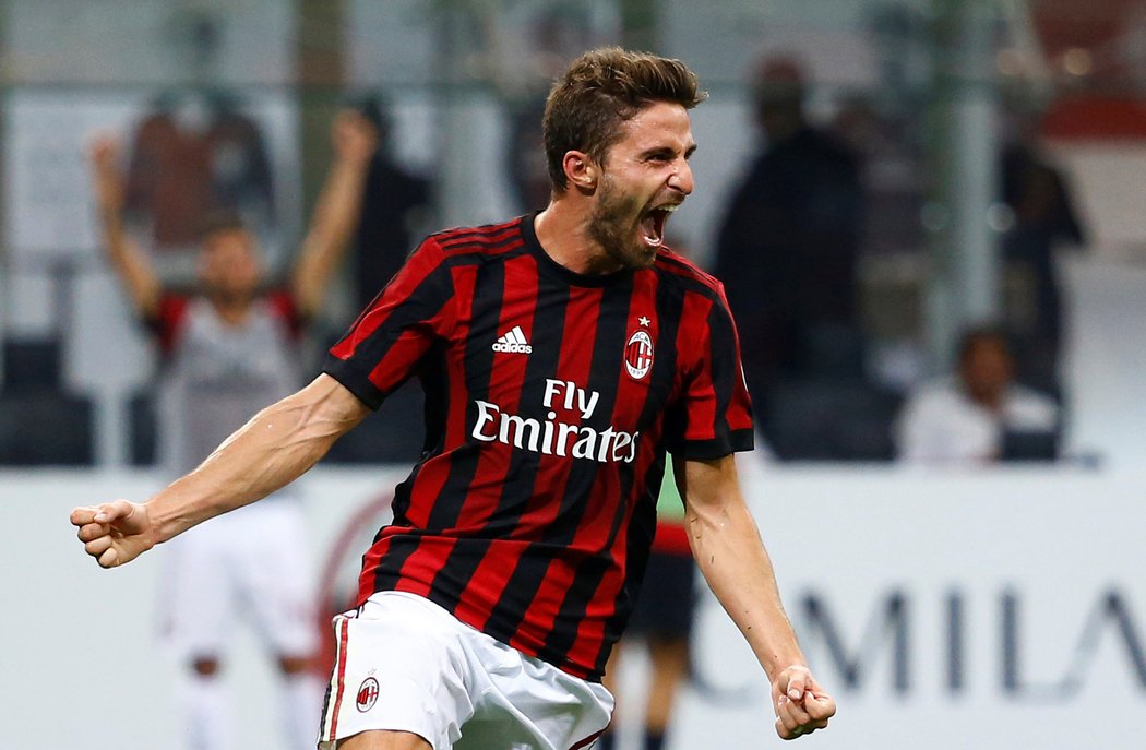 Fabio Borini slaví jeden z šesti gólů AC Milán do sítě makedonské Skhëndije