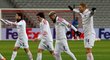 Radost hráčů AC Milán po vstřelení branky v utkání Evropské ligy proti Lille