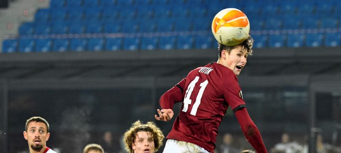 Sedmnáctiletý obránce Sparty Martin Vitík si odbyl premiéru v základní sestavě áčka v zápase Evropské ligy proti AC Milán