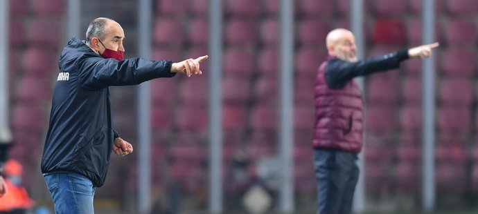Trenér Sparty Václav Kotal udílí pokyny svým svěřencům v duelu s AC Milán. V pozadí činí totéž kouč italského celku Stefano Pioli