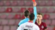 Obránce Sparty Dominik Plechatý dostává červenou kartu v zápase s AC Milán