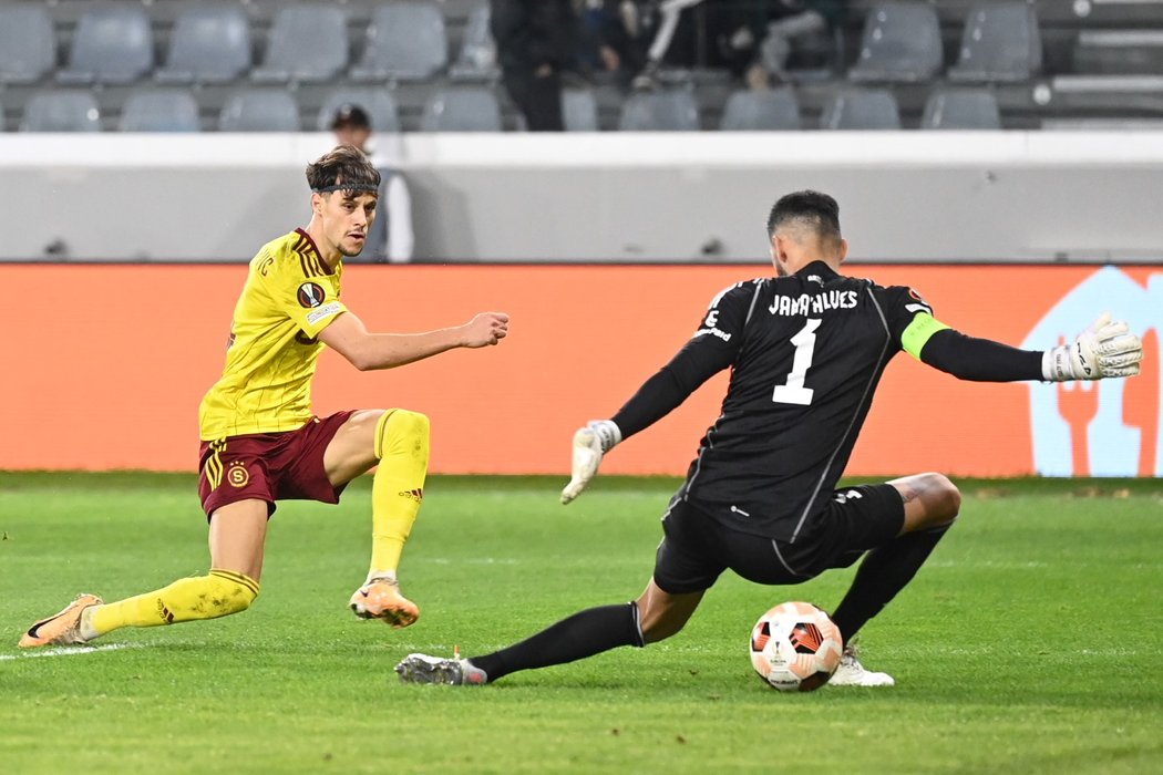 Veljko Birmančevič proti Arisu zvyšoval mezi nohama brankáře už na 3:0