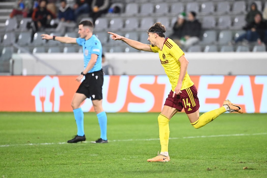 Veljko Birmančevič slaví svůj druhý gól proti Arisu
