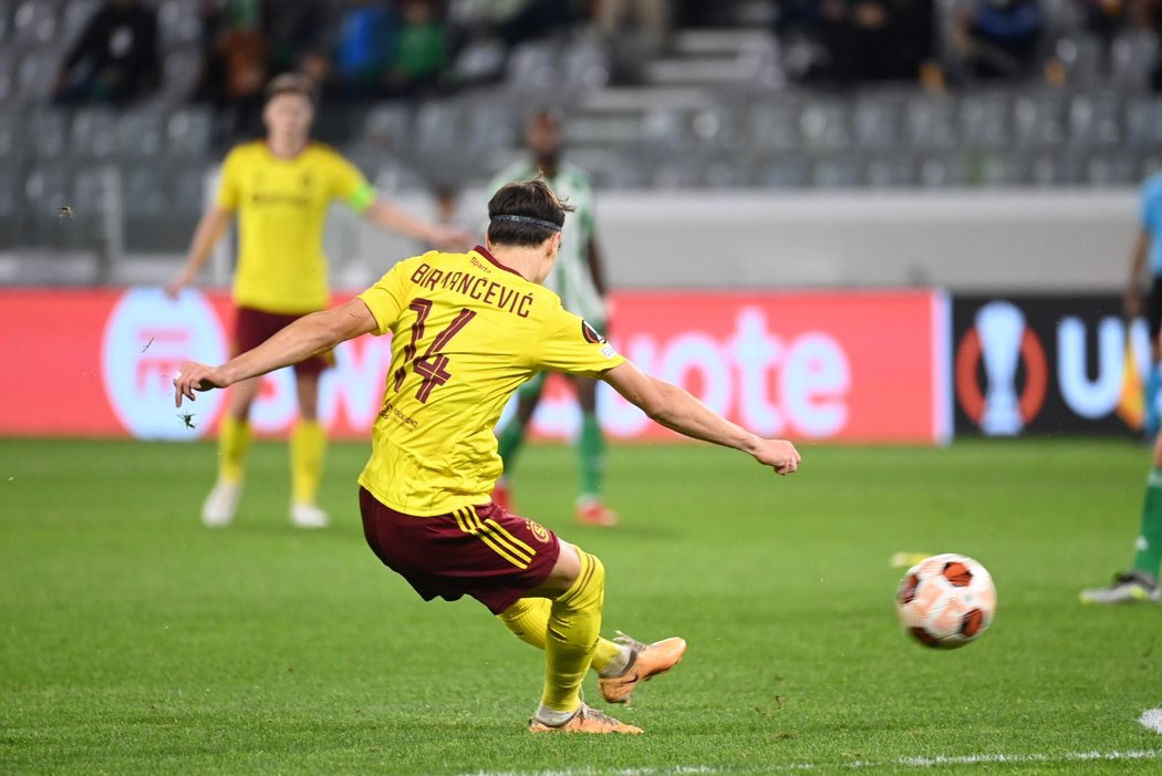 Počátek gólové rány Veljka Birmančeviče na Kypru proti Limassolu