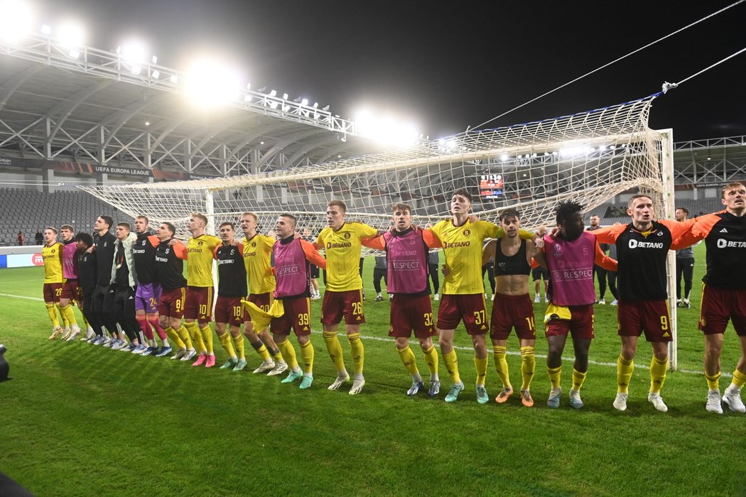 Radost sparťanů po zápasu s Limassolem, kdy stvrdili postup ze skupiny Evropské ligy