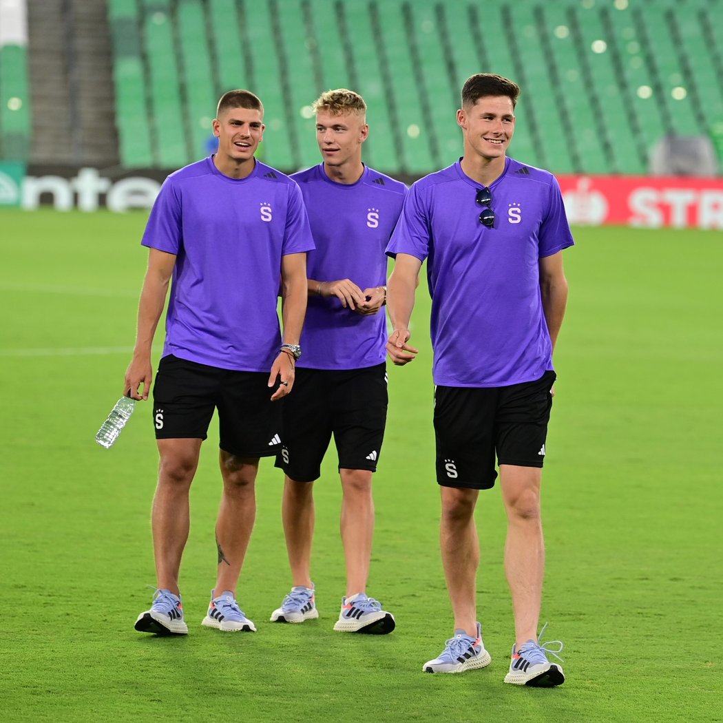 Zleva Jan Mejdr, Adam Karabec a Martin Vitík na stadionu Betisu