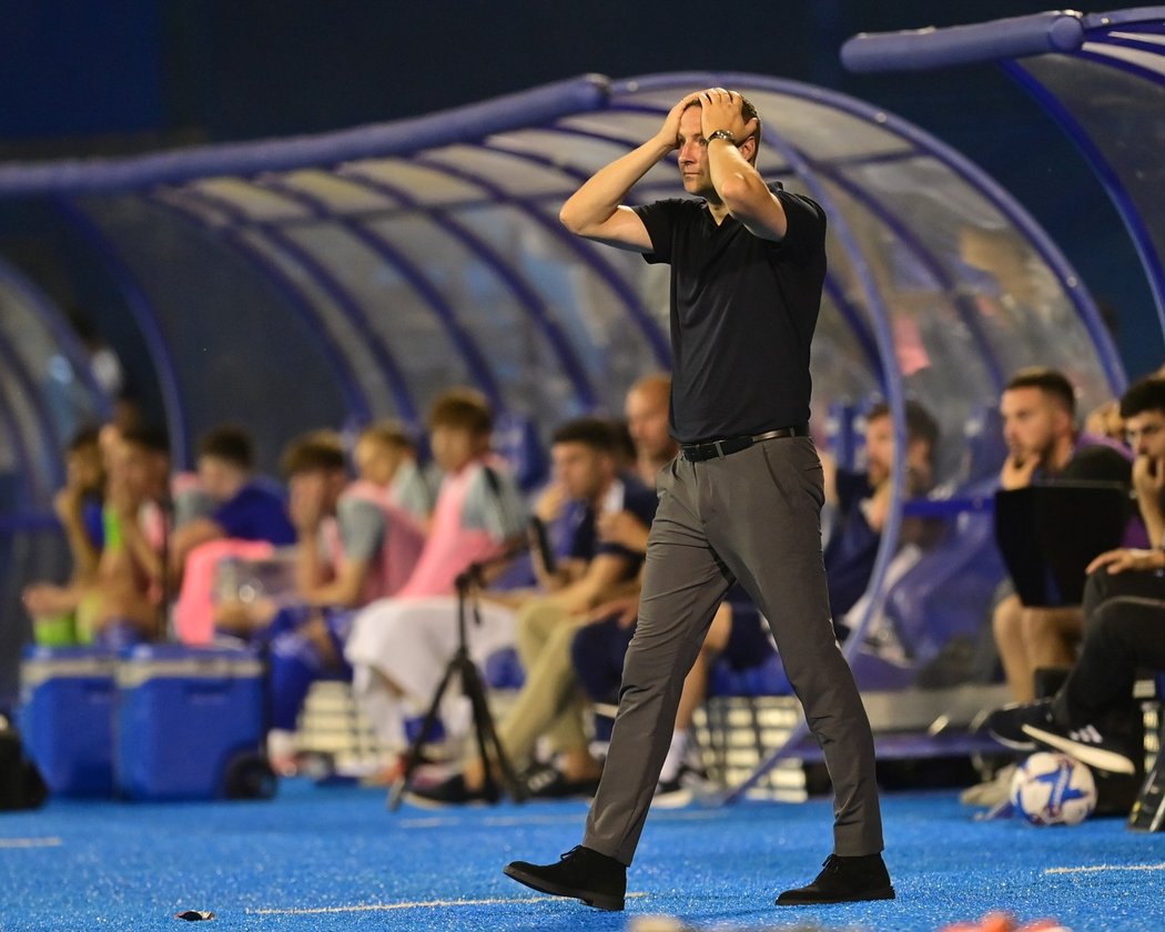 Smutný trenér Sparty Brian Priske během zápasu v Záhřebu