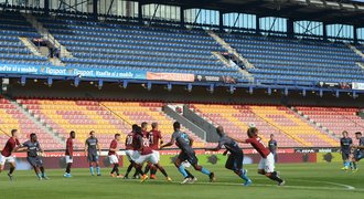 Ticho na Letné! Sparta bojovala bez diváků, Costa je zdravil před stadion