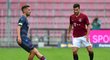 Filip Novák v dresu Trabzonsporu odehrává míč před sparťanem Michalem Trávníkem