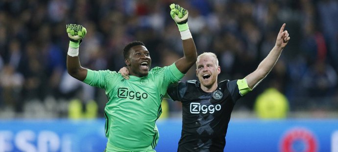 André Onana a kapitán Davy Klaasen oslavují postup Ajaxu do finále Evropské ligy