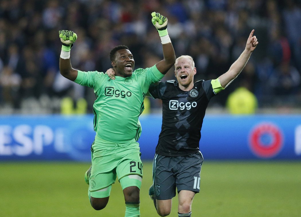 André Onana a kapitán Davy Klaasen oslavují postup Ajaxu do finále Evropské ligy